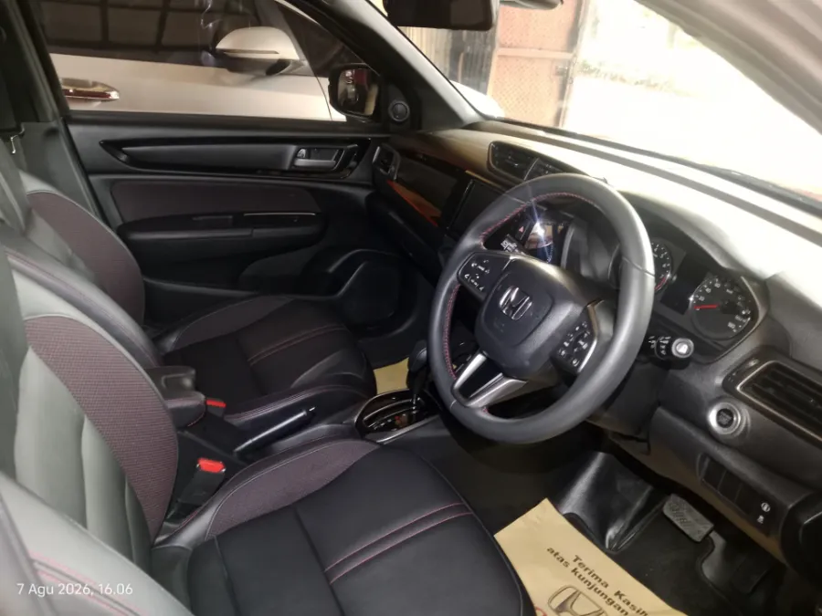 Foto Mobil Bekas Kabin Depan Honda WR-V 1.5 RS tahun 2024