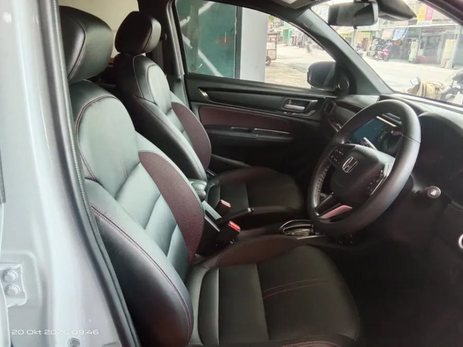 Foto Mobil Bekas Kabin Depan Honda WR-V 1.5 RS tahun 2024