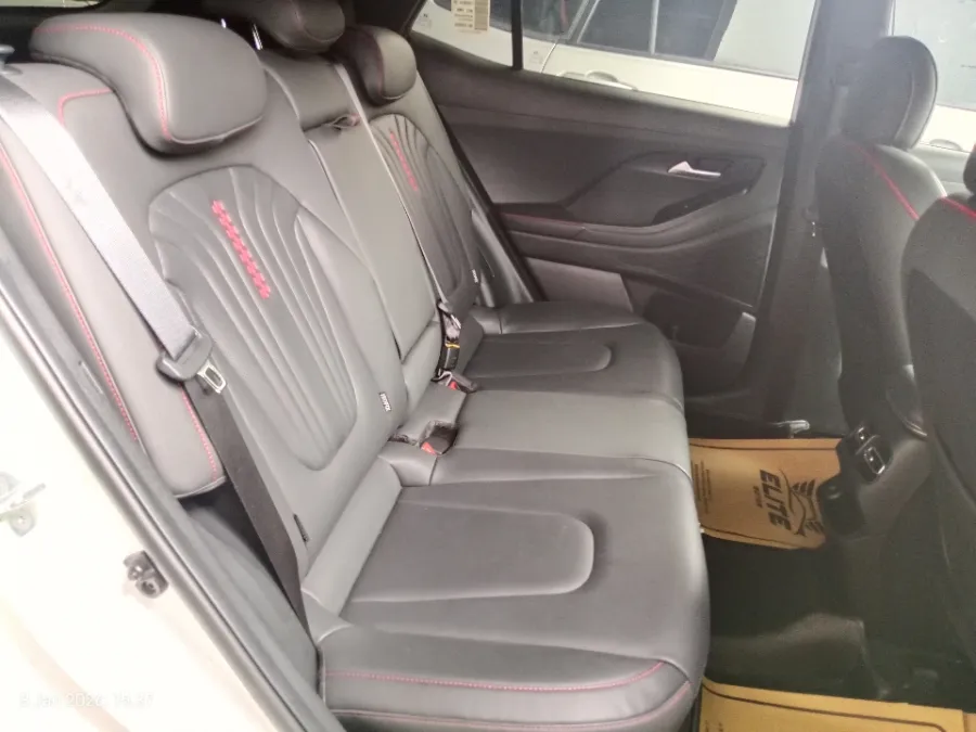 Foto Mobil Bekas Kabin Belakang Hyundai Creta 1.5 N Line Turbo tahun 2025