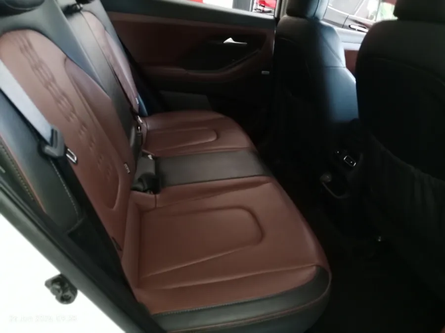 Foto Mobil Bekas Kabin Belakang Hyundai Creta 1.5 Prime tahun 2022