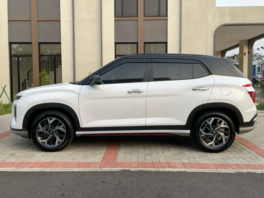 Foto Mobil Bekas Tampak Samping Hyundai Creta 1.5 Prime tahun 2022