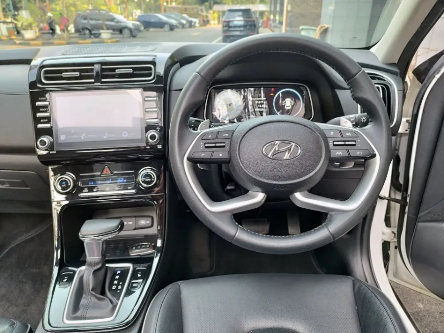 Foto Mobil Bekas Tampak Belakang Hyundai Creta 1.5 Prime tahun 2023