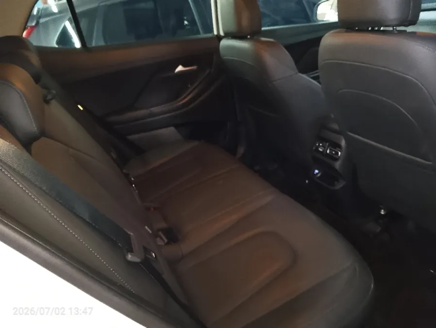 Foto Mobil Bekas Kabin Belakang Hyundai Creta 1.5 Trend tahun 2022