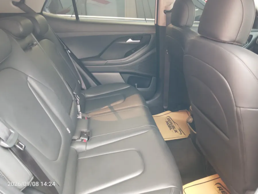 Foto Mobil Bekas Kabin Belakang Hyundai Creta 1.5 Trend tahun 2024