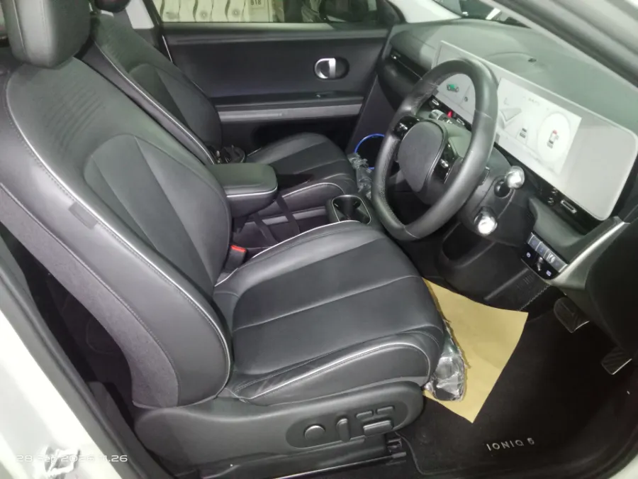 Foto Mobil Bekas Kabin Depan Hyundai Ioniq 5 Long Range Prime tahun 2023