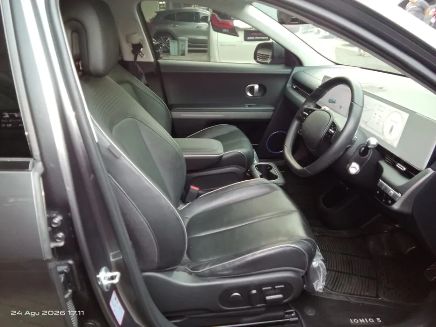 Foto Mobil Bekas Kabin Depan Hyundai Ioniq 5 Long Range Signature tahun 2023