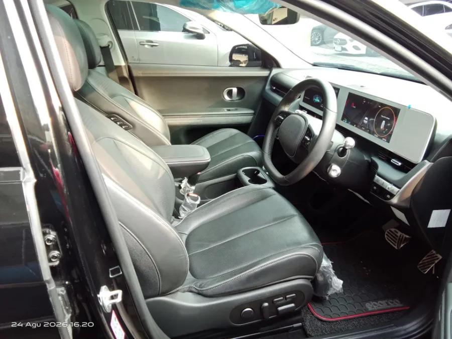 Foto Mobil Bekas Kabin Depan Hyundai Ioniq 5 Long Range Signature tahun 2023