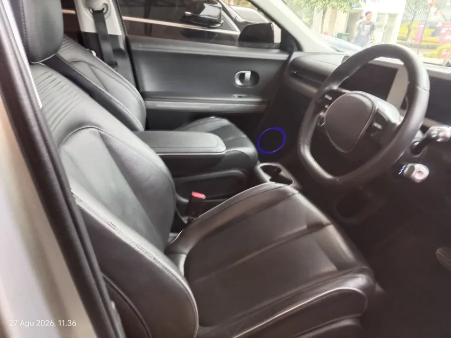 Foto Mobil Bekas Kabin Depan Hyundai Ioniq 5 Long Range Signature tahun 2023