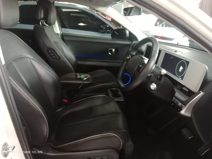 Foto Mobil Bekas Kabin Depan Hyundai Ioniq 5 Long Range Signature tahun 2023