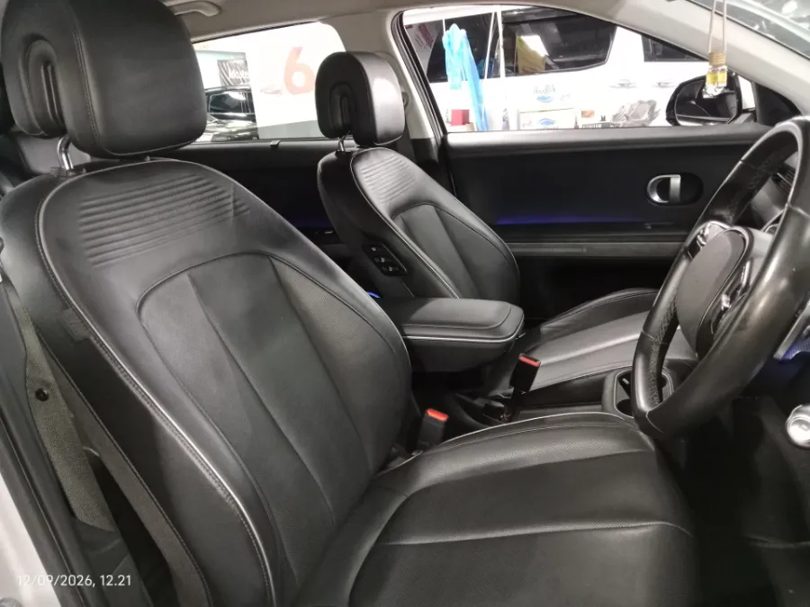 Foto Mobil Bekas Kabin Depan Hyundai Ioniq 5 Long Range Signature tahun 2023