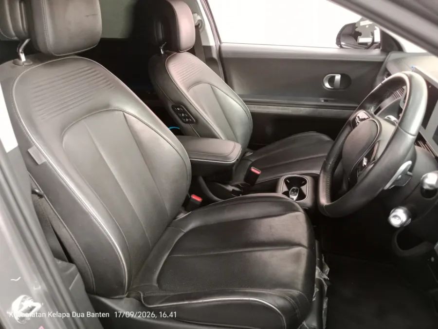 Foto Mobil Bekas Kabin Depan Hyundai Ioniq 5 Long Range Signature tahun 2023