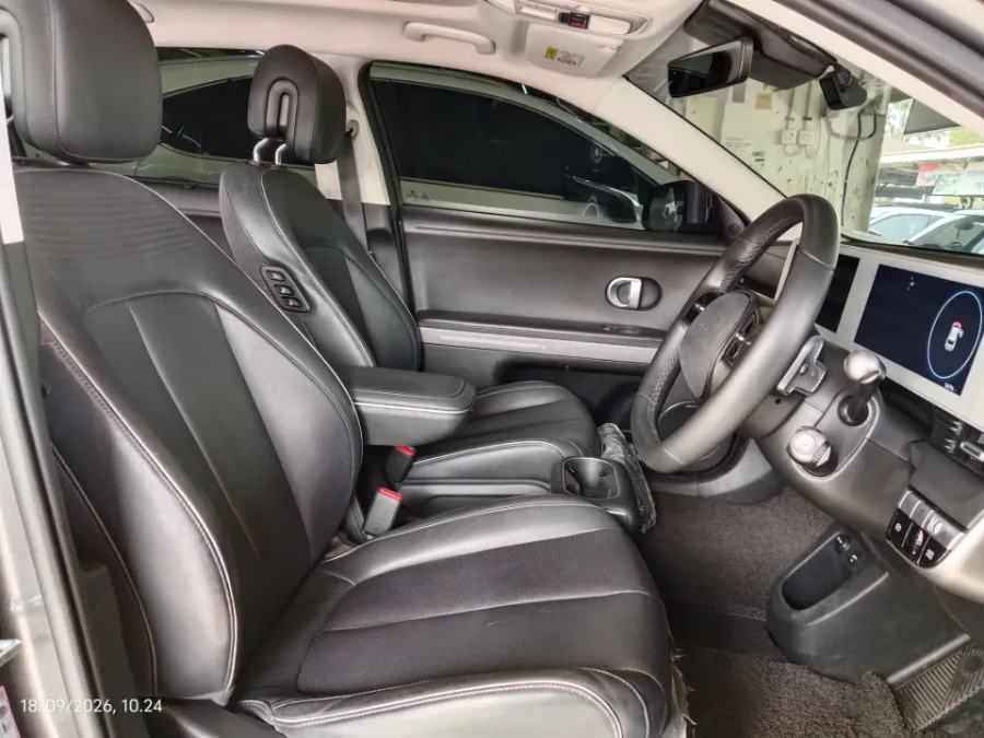 Foto Mobil Bekas Kabin Depan Hyundai Ioniq 5 Long Range Signature tahun 2023