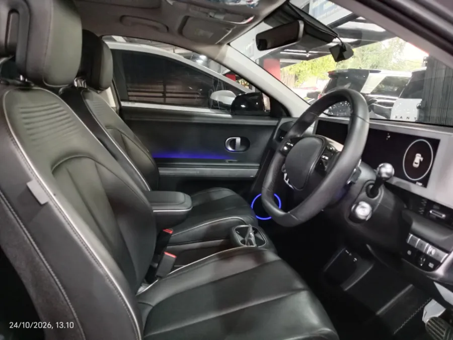 Foto Mobil Bekas Kabin Depan Hyundai Ioniq 5 Long Range Signature tahun 2023