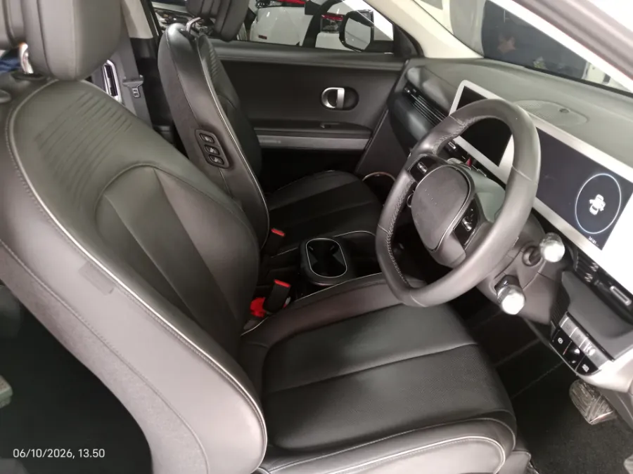 Foto Mobil Bekas Kabin Depan Hyundai Ioniq 5 Standard Range Signature tahun 2022