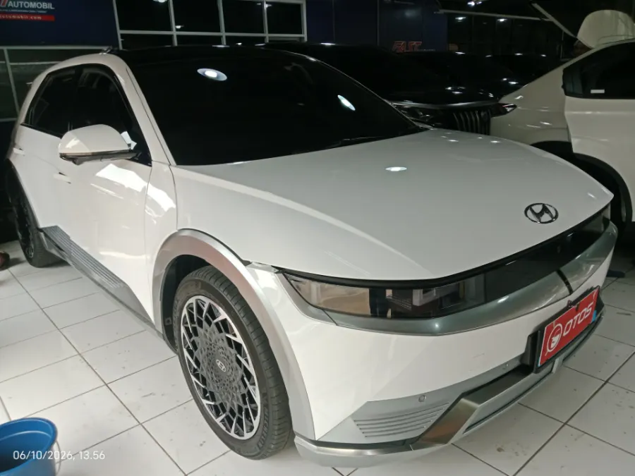 Foto Mobil Bekas Kanan Depan Hyundai Ioniq 5 Standard Range Signature tahun 2022