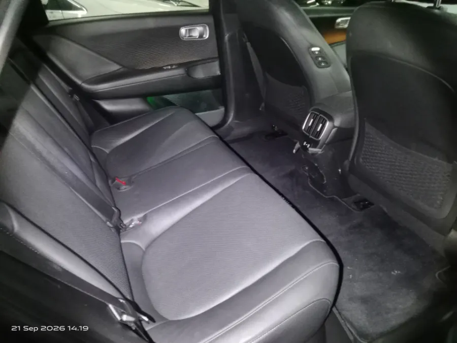 Foto Mobil Bekas Kabin Belakang Hyundai Ioniq 6 Standard tahun 2023