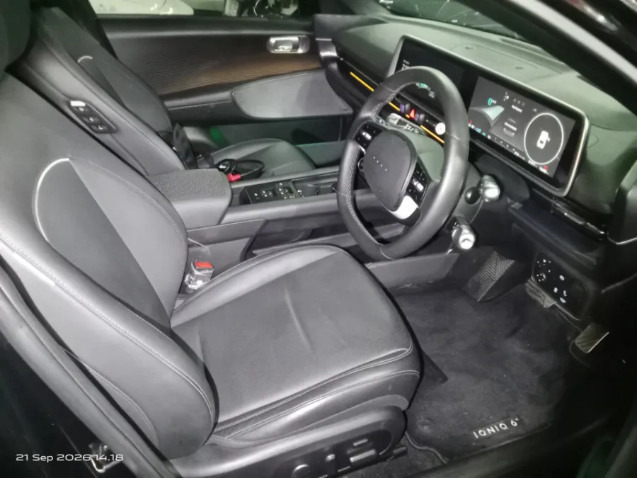 Foto Mobil Bekas Kabin Depan Hyundai Ioniq 6 Standard tahun 2023