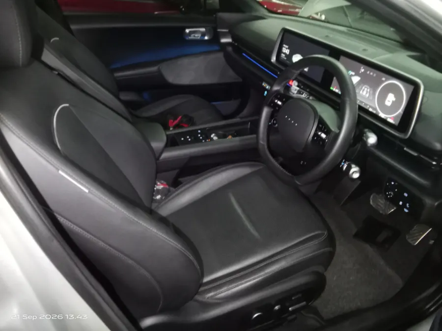 Foto Mobil Bekas Kabin Depan Hyundai Ioniq 6 Standard tahun 2023