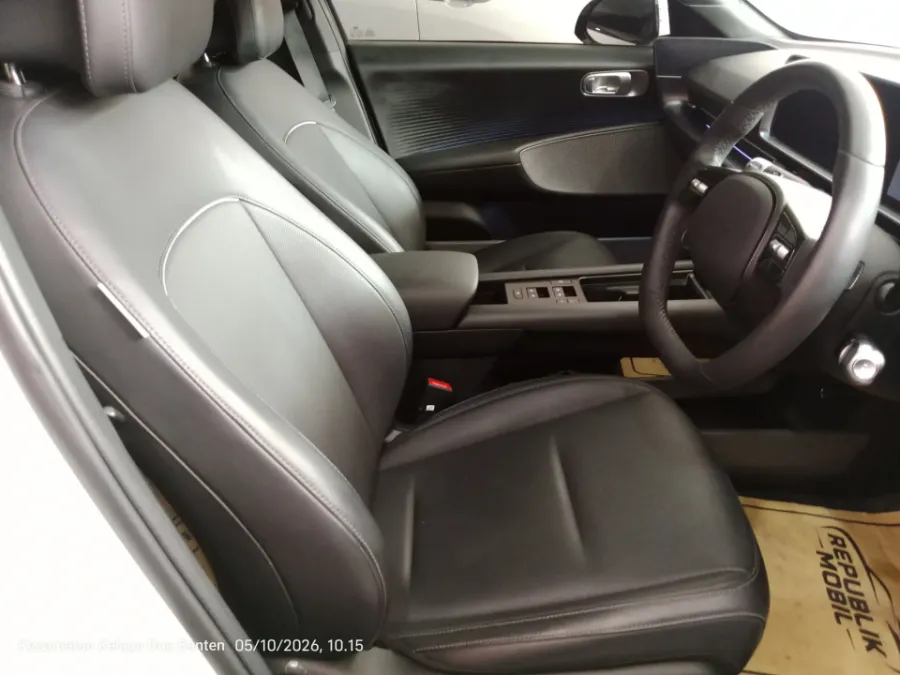 Foto Mobil Bekas Kabin Depan Hyundai Ioniq 6 Standard tahun 2023