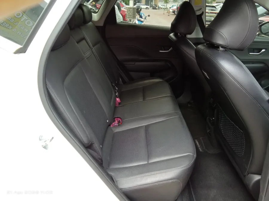 Foto Mobil Bekas Kabin Belakang Hyundai Kona EV Signature Long Range tahun 2024