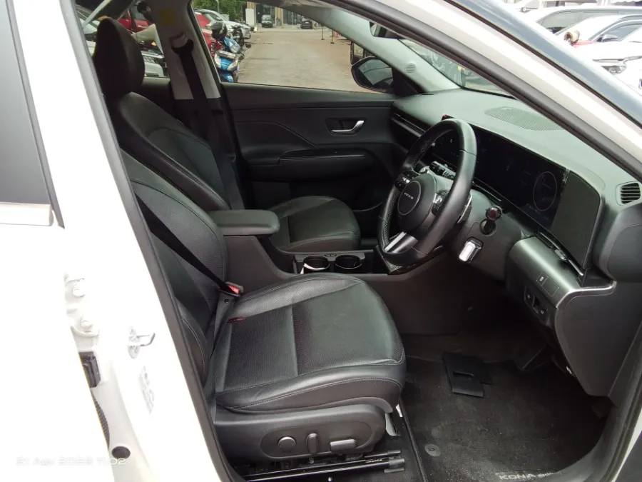 Foto Mobil Bekas Kabin Depan Hyundai Kona EV Signature Long Range tahun 2024