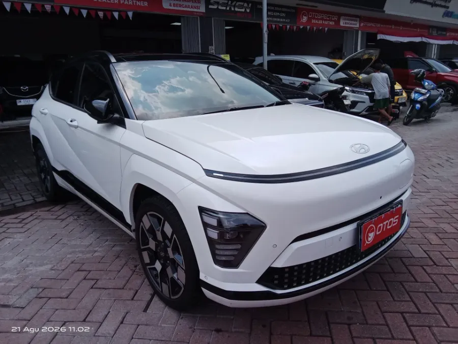 Foto Mobil Bekas Kanan Depan Hyundai Kona EV Signature Long Range tahun 2024