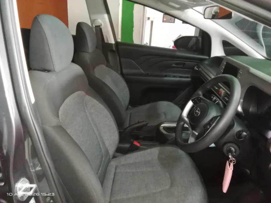 Foto Mobil Bekas Kabin Depan Hyundai Stargazer 1.5 Active tahun 2022