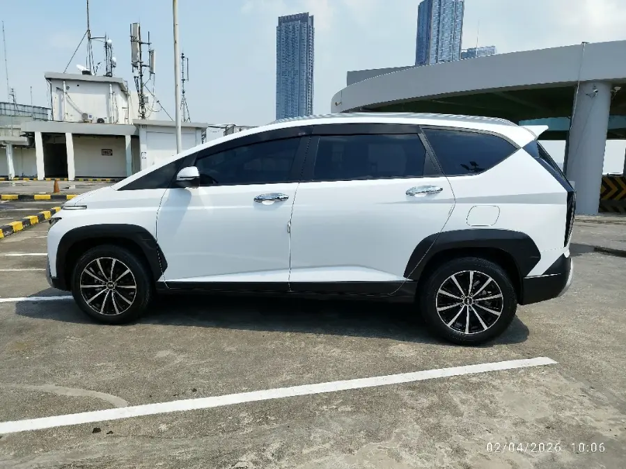 Foto Mobil Bekas Tampak Samping Hyundai Stargazer 1.5 Essential Tech tahun 2023