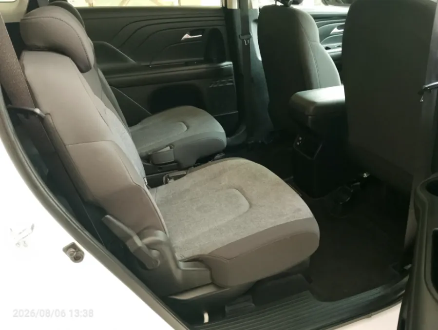 Foto Mobil Bekas Kabin Belakang Hyundai Stargazer 1.5 Essential Tech tahun 2025