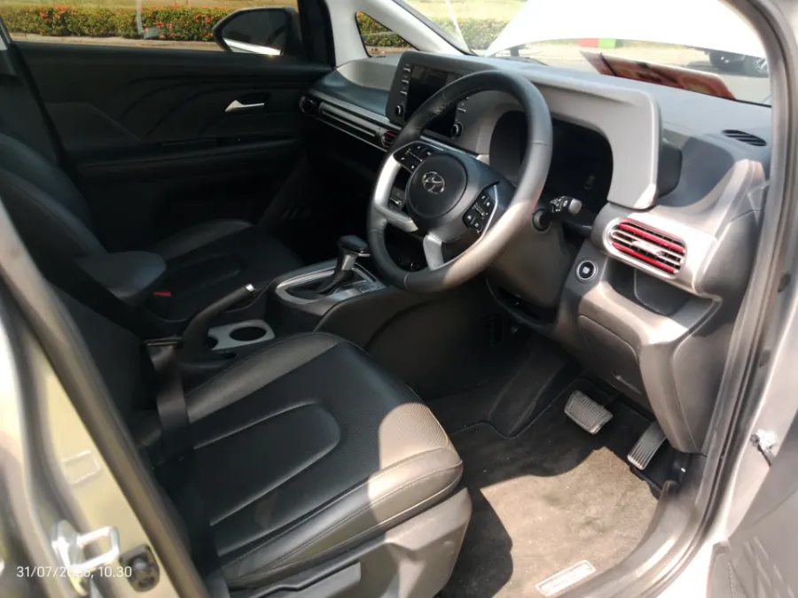 Foto Mobil Bekas Kabin Depan Hyundai Stargazer 1.5 Prime tahun 2022
