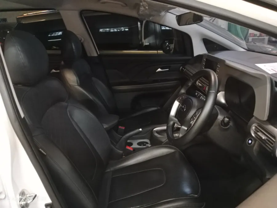 Foto Mobil Bekas Kabin Depan Hyundai Stargazer 1.5 Prime tahun 2022