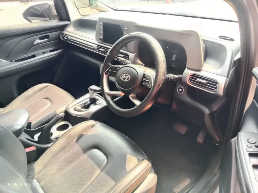 Foto Mobil Bekas Kabin Depan Hyundai Stargazer 1.5 Prime tahun 2022