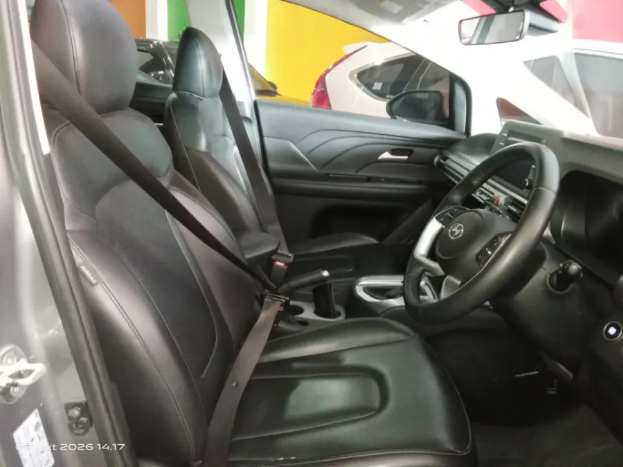 Foto Mobil Bekas Kabin Depan Hyundai Stargazer 1.5 Prime tahun 2022