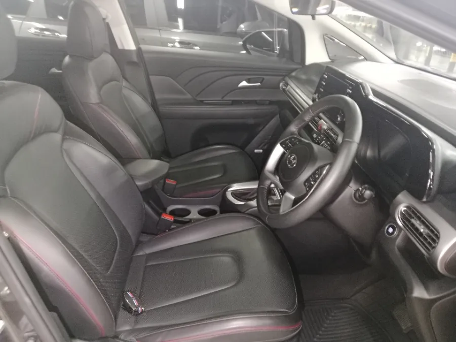 Foto Mobil Bekas Kabin Depan Hyundai Stargazer 1.5 Prime tahun 2023