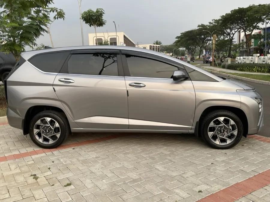 Foto Mobil Bekas Tampak Samping Hyundai Stargazer 1.5 Prime tahun 2023