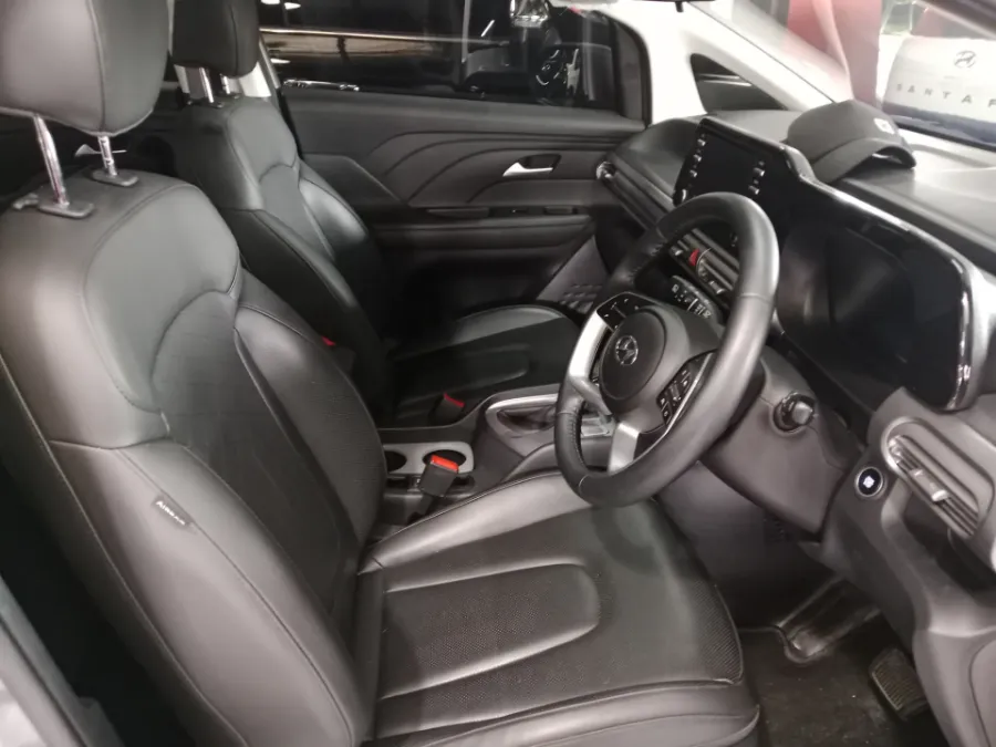 Foto Mobil Bekas Kabin Depan Hyundai Stargazer 1.5 Prime tahun 2025