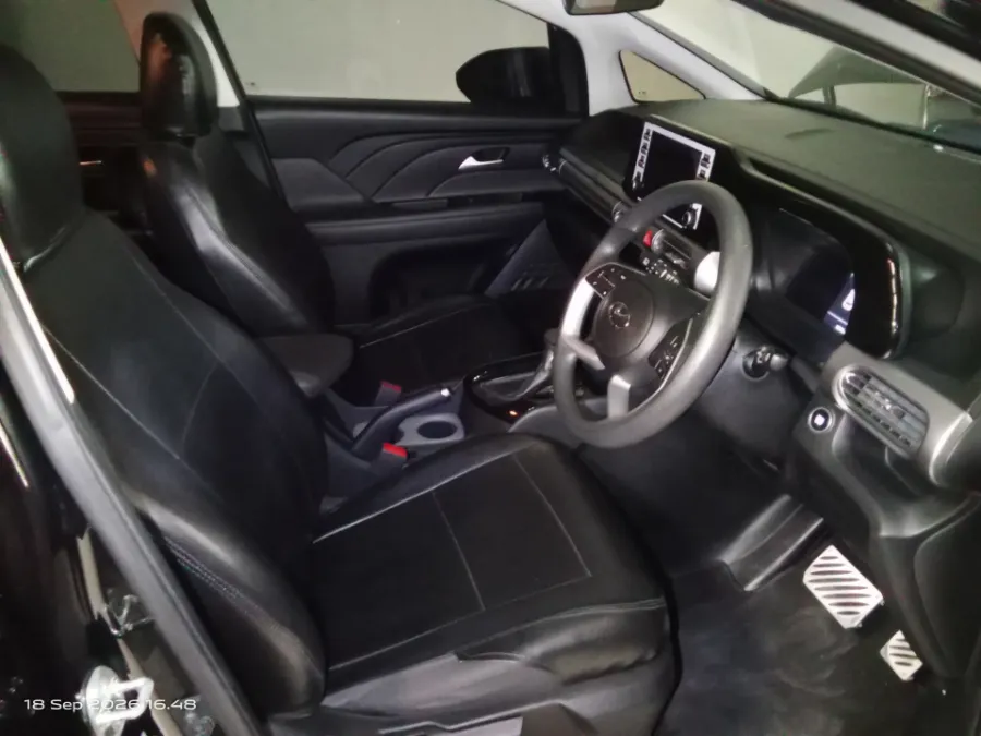 Foto Mobil Bekas Kabin Depan Hyundai Stargazer 1.5 Trend tahun 2024