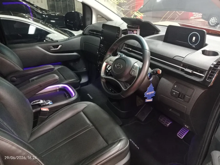 Foto Mobil Bekas Kabin Depan Hyundai Staria 2.2 tahun 2021