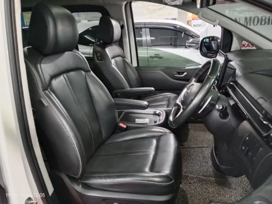 Foto Mobil Bekas Kabin Depan Hyundai Staria 2.2 tahun 2021