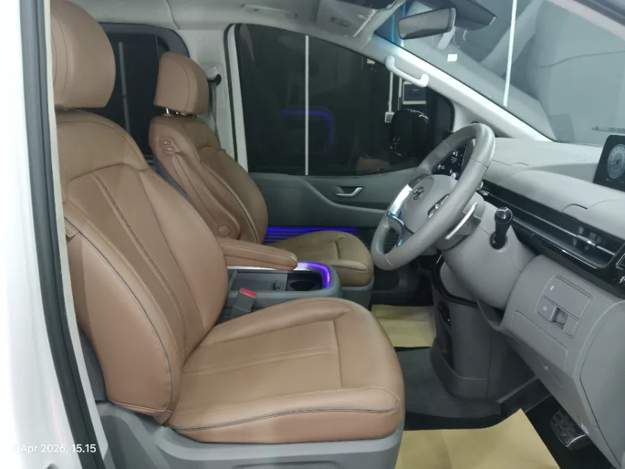Foto Mobil Bekas Kabin Depan Hyundai Staria 2.2 tahun 2022