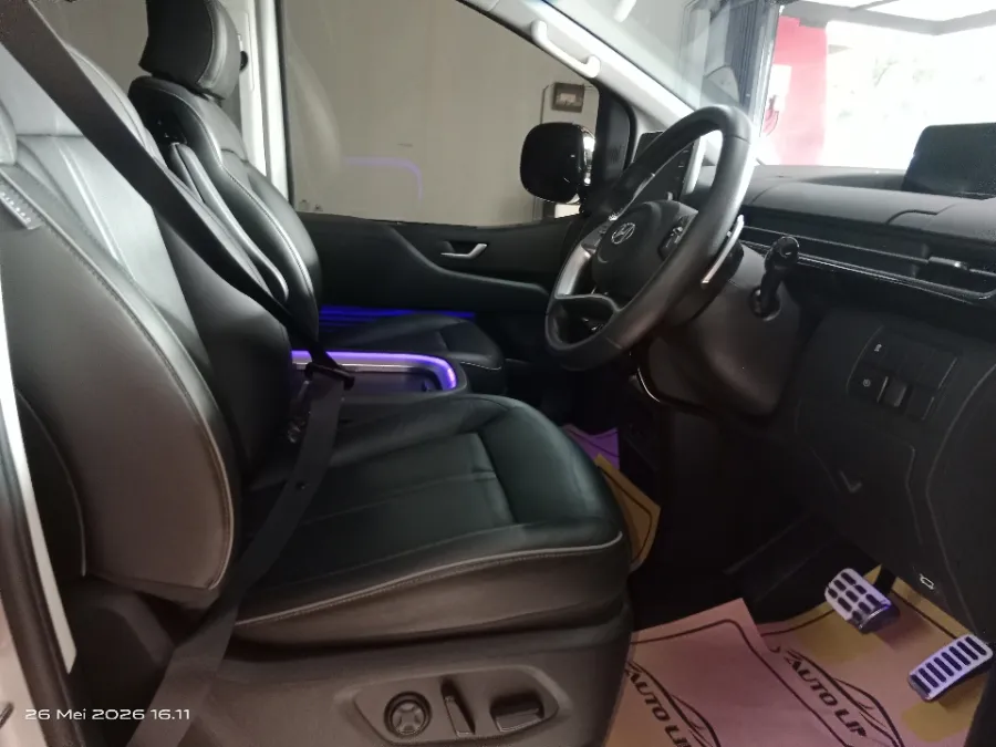 Foto Mobil Bekas Kabin Depan Hyundai Staria 2.2 tahun 2022