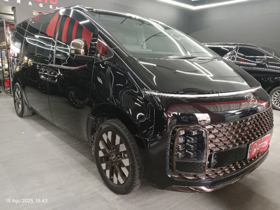 Foto Mobil Bekas Kanan Depan Hyundai Staria 2.2 tahun 2022