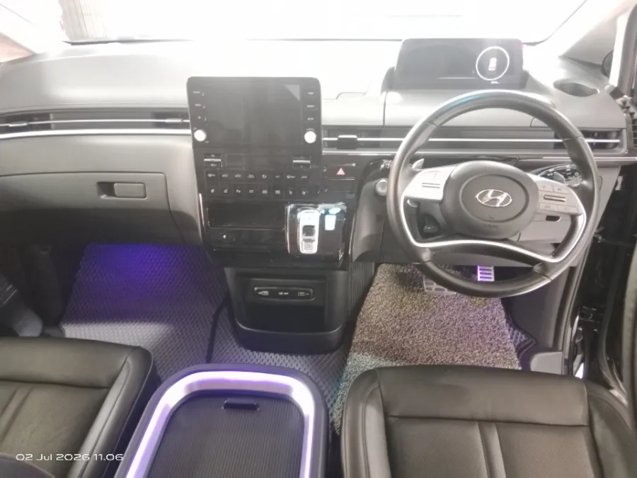 Foto Mobil Bekas Dashboard Hyundai Staria 2.2 Signature 9 tahun 2021