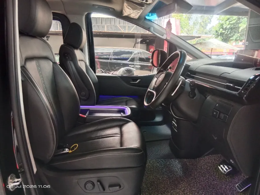 Foto Mobil Bekas Kabin Depan Hyundai Staria 2.2 Signature 9 tahun 2021