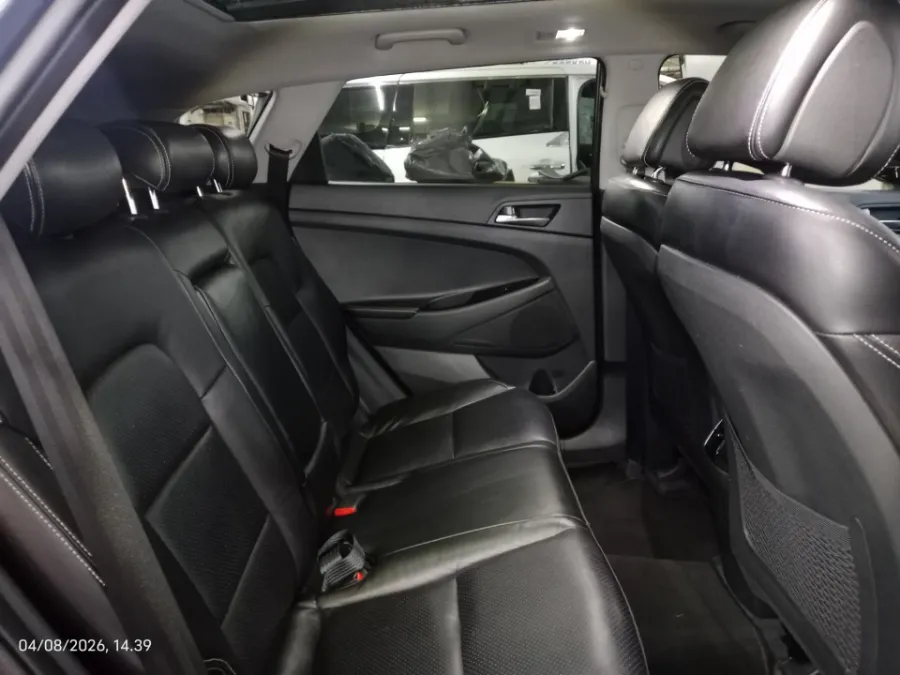 Foto Mobil Bekas Kabin Belakang Hyundai Tucson 2.0 XG tahun 2018
