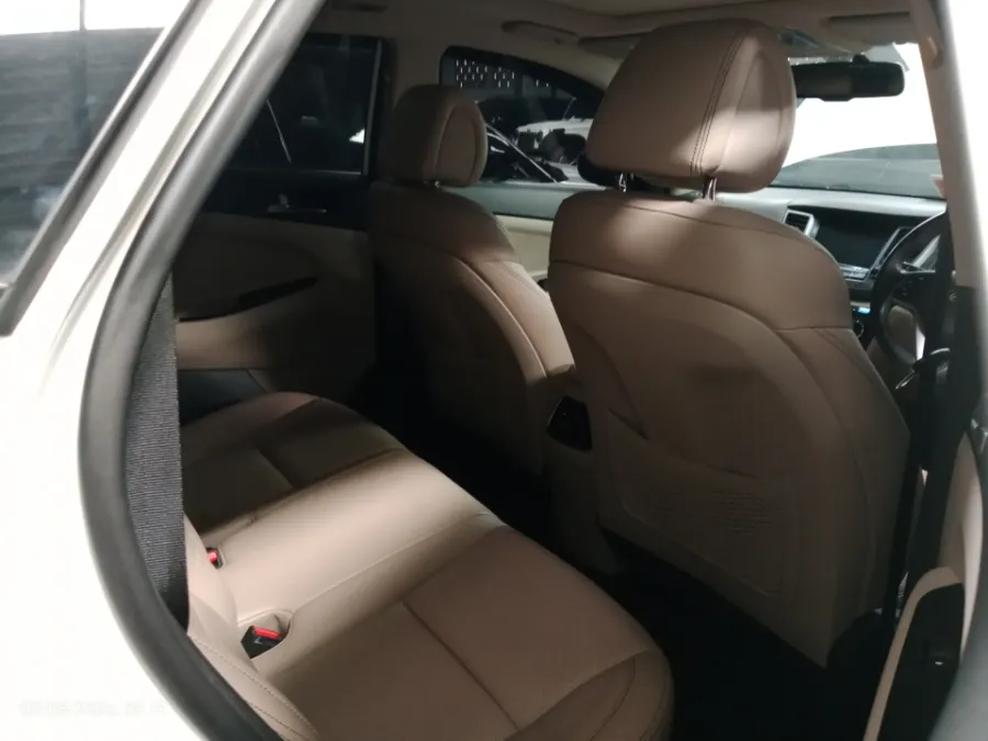Foto Mobil Bekas Kabin Belakang Hyundai Tucson 2.0 XG CRDi tahun 2018