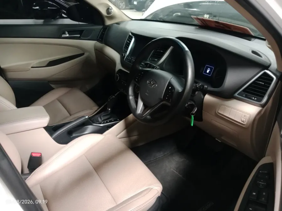 Foto Mobil Bekas Kabin Depan Hyundai Tucson 2.0 XG CRDi tahun 2018