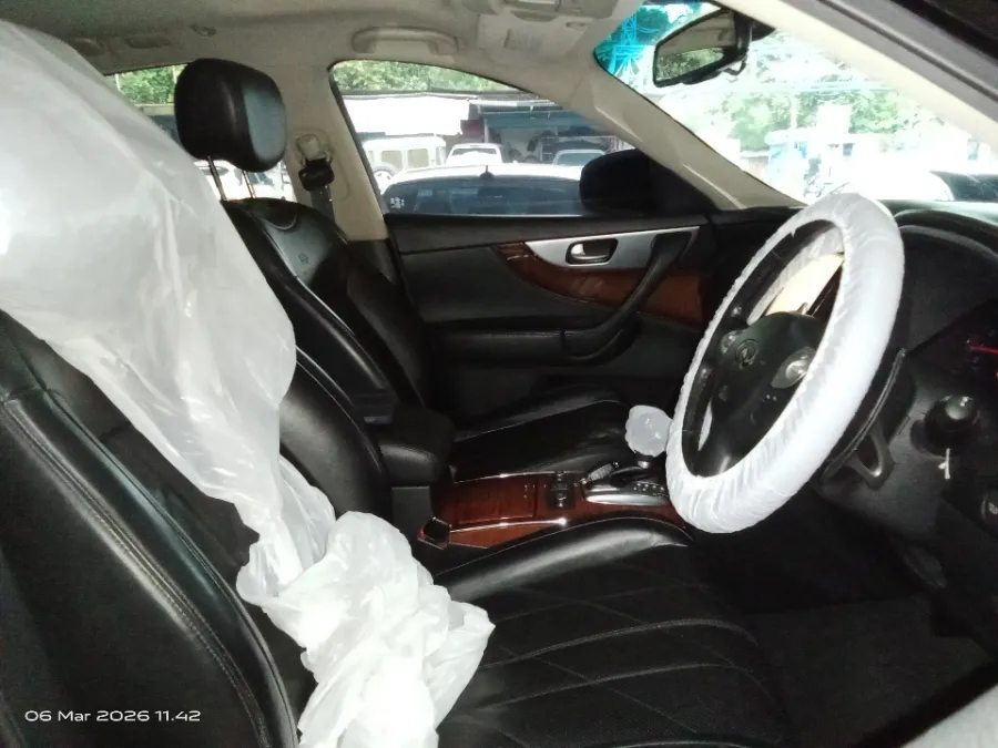 Foto Mobil Bekas Kabin Depan Infiniti FX37 3.7 tahun 2011