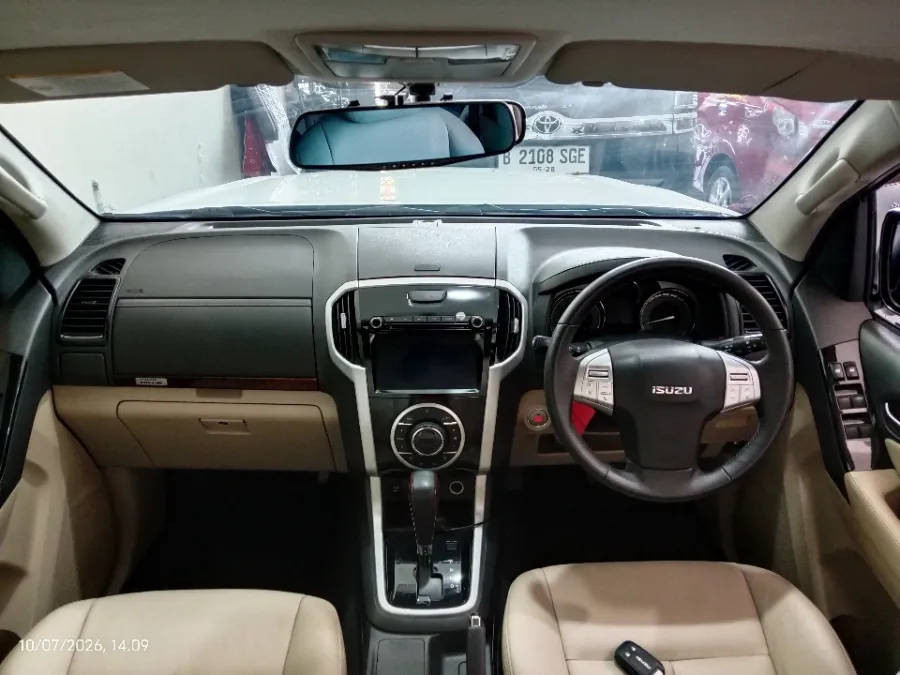 Foto Mobil Bekas Dashboard Isuzu MU-X 2.5 tahun 2017