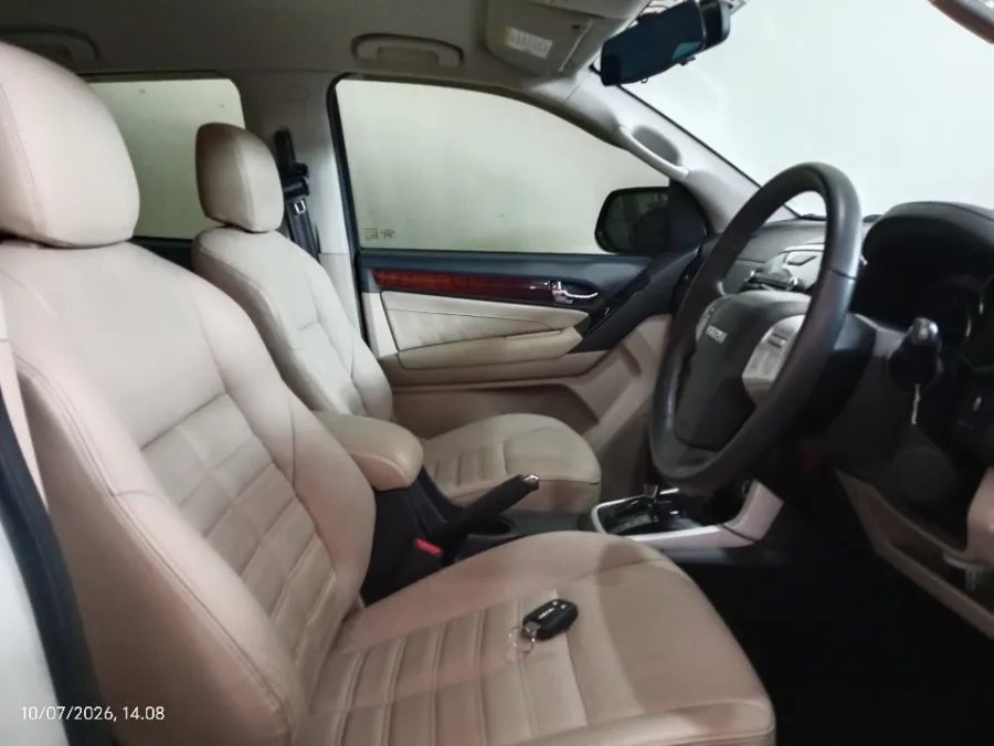 Foto Mobil Bekas Kabin Depan Isuzu MU-X 2.5 tahun 2017